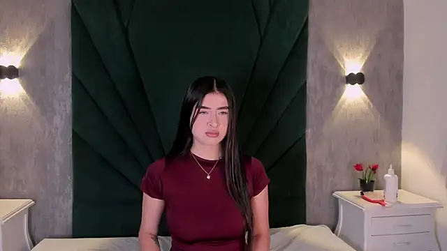 Snapshot of EmiliClarke chatting on 04/04/26, 11:29 EmiliClarke online show from 04/04/26, 11:29