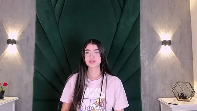 Snapshot of EmiliClarke chatting on 04/06/26, 11:33 EmiliClarke online show from 04/06/26, 11:33