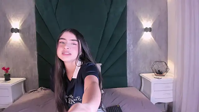 Snapshot of EmiliClarke chatting on 04/07/26, 11:32 EmiliClarke online show from 04/07/26, 11:32