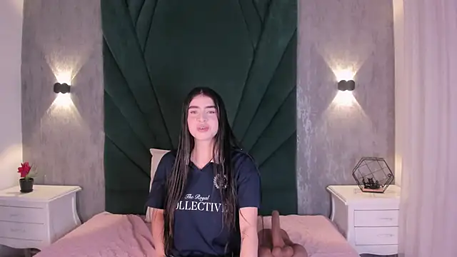 Snapshot of EmiliClarke chatting on 04/15/26, 11:28 EmiliClarke online show from 04/15/26, 11:28