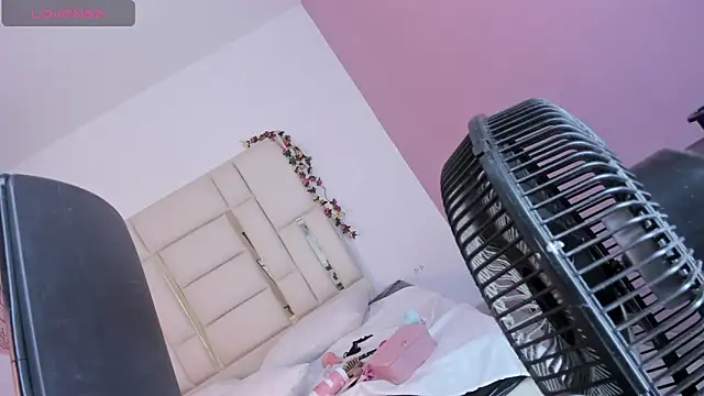 Snapshot of Maxxine_VX chatting on 11/22/25, 08:35 Maxxine VX online show from 11/22/25, 08:35