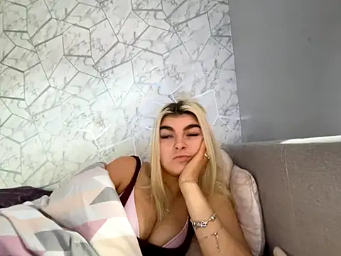 Snapshot of rosie-hipstergal chatting on 11/18/25, 01:04 rosie-hipstergal online show from 11/18/25, 01:04