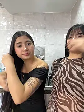 Snapshot of nicky_and_isabella chatting on 11/26/25, 08:32 nicky and isabella online show from 11/26/25, 08:32