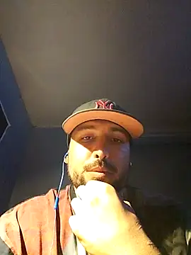 Snapshot of Emeromeo chatting on 10/28/25, 06:06 Emeromeo online show from 10/28/25, 06:06