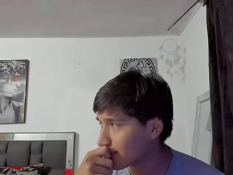 Snapshot of jualian- chatting on 10/25/25, 01:02 jualian- online show from 10/25/25, 01:02