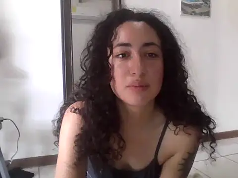 Snapshot of eleganceafterdark chatting on 10/26/25, 02:01 eleganceafterdark online show from 10/26/25, 02:01