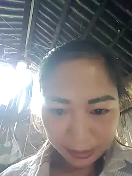 Snapshot of yeu-yeu chatting on 10/28/25, 01:42 yeu-yeu online show from 10/28/25, 01:42