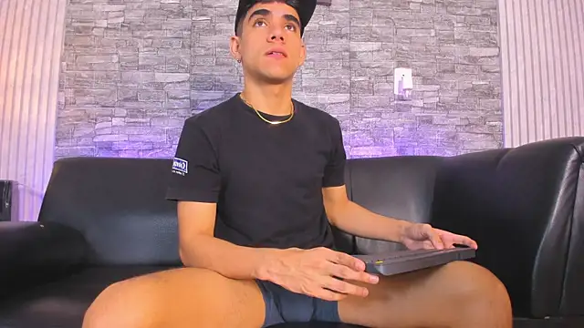 Snapshot of zack_joness18 chatting on 11/11/25, 03:17 zack joness18 online show from 11/11/25, 03:17