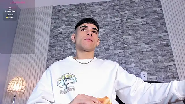 Snapshot of zack_joness18 chatting on 11/19/25, 03:28 zack joness18 online show from 11/19/25, 03:28