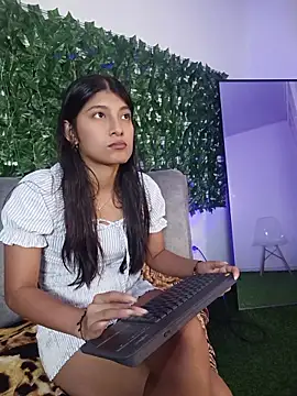 YeseniaRodriguez3 online show from 06/11/26, 12:47