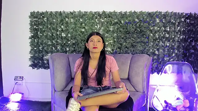 YeseniaRodriguez3 online show from 07/06/26, 12:46