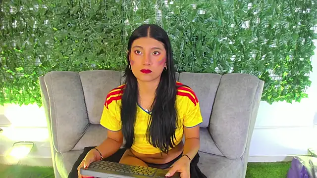 YeseniaRodriguez3 online show from 07/07/26, 01:04
