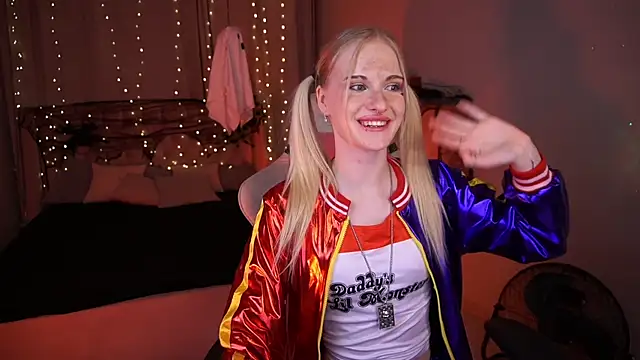 Snapshot of MonicaVelen chatting on 10/28/25, 06:28 MonicaVelen online show from 10/28/25, 06:28