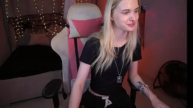 Snapshot of MonicaVelen chatting on 10/29/25, 06:48 MonicaVelen online show from 10/29/25, 06:48