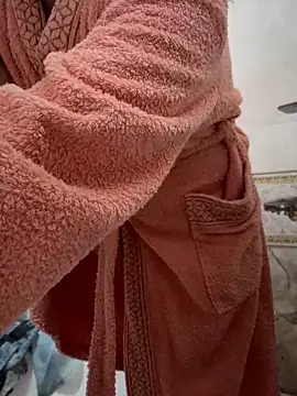 flo emillia online show from 10/28/25, 04:42