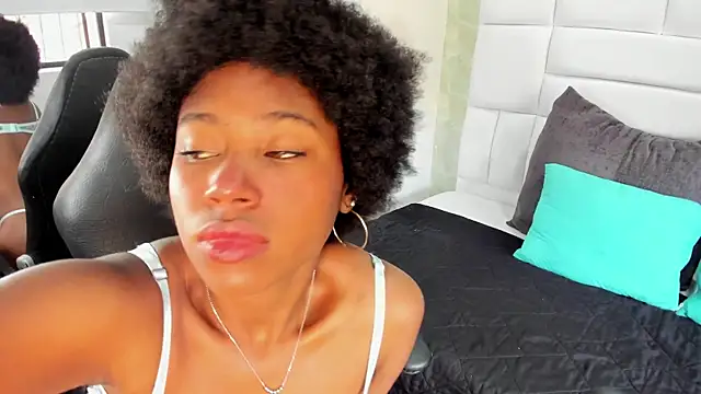 Snapshot of violeta_ruizz chatting on 12/17/25, 05:08 violeta ruizz online show from 12/17/25, 05:08