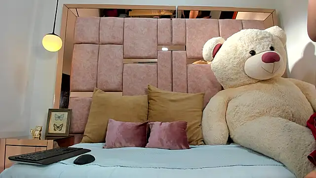 Snapshot of naomy_sexy_ chatting on 11/21/25, 12:15 naomy sexy online show from 11/21/25, 12:15