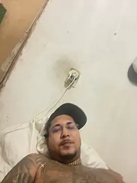 Snapshot of omascarado__ chatting on 10/30/25, 05:20 omascarado   online show from 10/30/25, 05:20