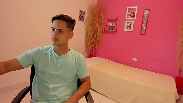 Snapshot of elmasmas01 chatting on 10/25/25, 11:10 elmasmas01 online show from 10/25/25, 11:10