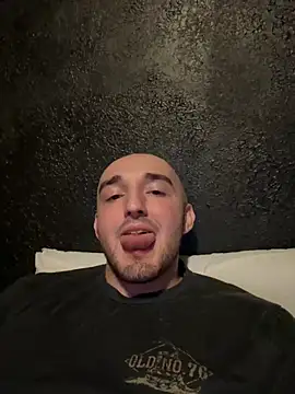 Snapshot of Lucifer76852 chatting on 10/26/25, 01:44 Lucifer76852 online show from 10/26/25, 01:44