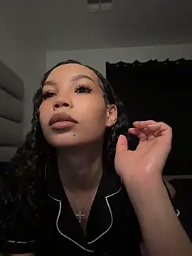 Snapshot of nikkiloveee chatting on 04/20/26, 05:10 nikkiloveee online show from 04/20/26, 05:10