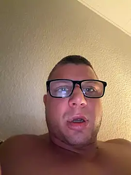 Snapshot of PolishBoy1995 chatting on 10/26/25, 03:23 PolishBoy1995 online show from 10/26/25, 03:23