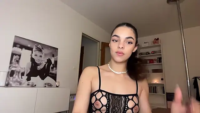 Snapshot of maddymeadows chatting on 12/20/25, 09:44 maddymeadows online show from 12/20/25, 09:44