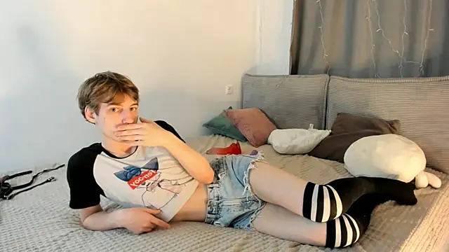 Snapshot of AvenGlow chatting on 04/15/26, 05:25 AvenGlow online show from 04/15/26, 05:25