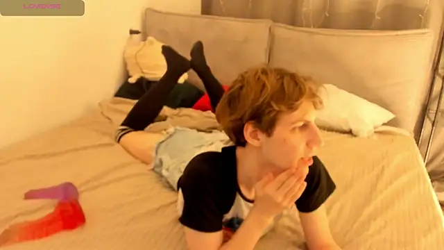 Snapshot of AvenGlow chatting on 04/17/26, 09:51 AvenGlow online show from 04/17/26, 09:51