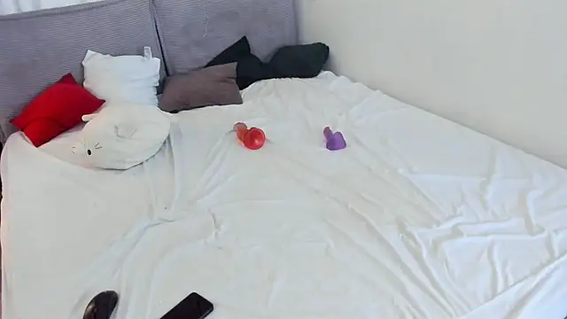 Snapshot of AvenGlow chatting on 04/19/26, 05:40 AvenGlow online show from 04/19/26, 05:40