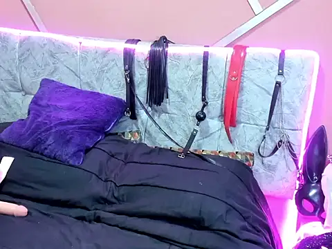 Snapshot of CleareRems chatting on 12/15/25, 01:04 CleareRems online show from 12/15/25, 01:04