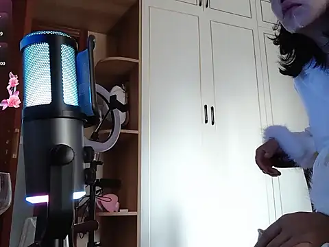 Snapshot of Qt889999 chatting on 11/16/25, 01:22 Qt889999 online show from 11/16/25, 01:22