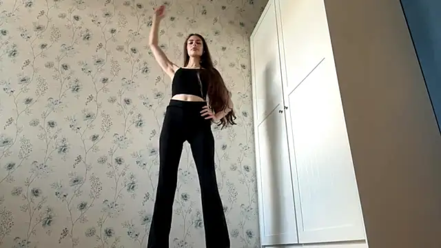 Snapshot of EastLuna chatting on 10/29/25, 07:21 EastLuna online show from 10/29/25, 07:21