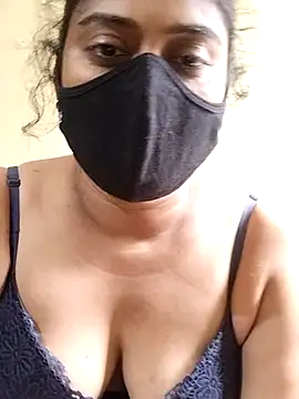 Snapshot of girl999 chatting on 11/02/25, 09:44 girl999 online show from 11/02/25, 09:44