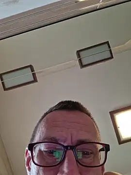 Snapshot of rafryg chatting on 12/15/25, 08:07 rafryg online show from 12/15/25, 08:07