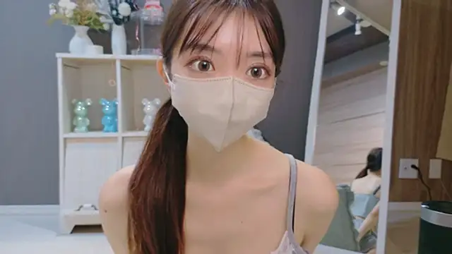 Snapshot of Sana-jpn chatting on 12/21/25, 12:01 Sana-jpn online show from 12/21/25, 12:01