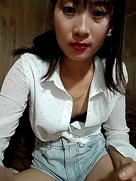 Snapshot of Em_xinh01 chatting on 11/12/25, 05:24 Em xinh01 online show from 11/12/25, 05:24