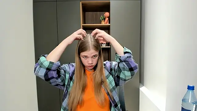 LuciaTiell online show from 10/28/25, 08:40