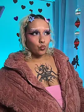 Snapshot of pinkbaddie777 chatting on 02/13/26, 02:40 pinkbaddie777 online show from 02/13/26, 02:40