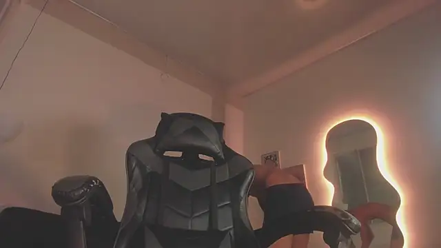 Snapshot of Senpai_Lover chatting on 11/02/25, 08:11 Senpai Lover online show from 11/02/25, 08:11