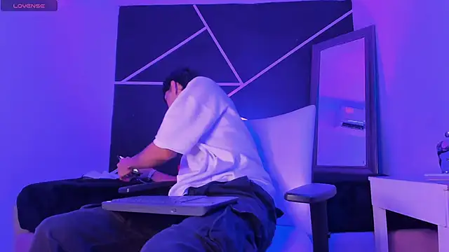 LIAM STONNE  online show from 10/31/25, 08:21