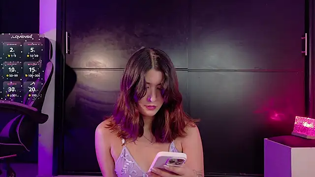 Snapshot of emilyy1_ chatting on 12/04/25, 01:48 emilyy1 online show from 12/04/25, 01:48