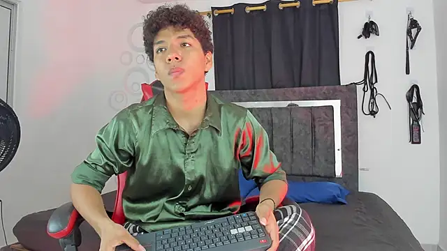 Snapshot of Maximiliano_Khalil chatting on 11/27/25, 08:11 Maximiliano Khalil online show from 11/27/25, 08:11