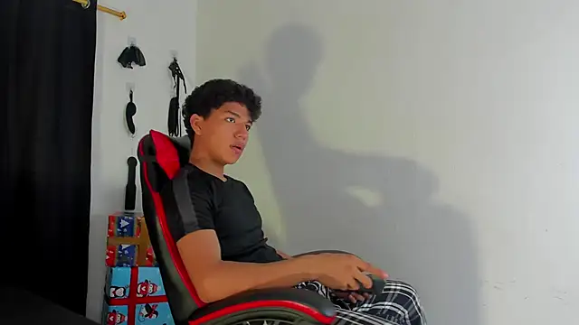 Snapshot of Maximiliano_Khalil chatting on 12/14/25, 07:51 Maximiliano Khalil online show from 12/14/25, 07:51