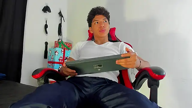 Snapshot of Maximiliano_Khalil chatting on 12/15/25, 07:29 Maximiliano Khalil online show from 12/15/25, 07:29