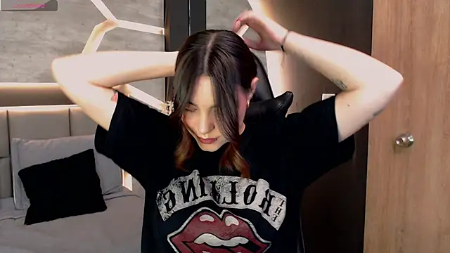 Snapshot of DakotaRussell_ chatting on 12/21/25, 01:18 DakotaRussell online show from 12/21/25, 01:18