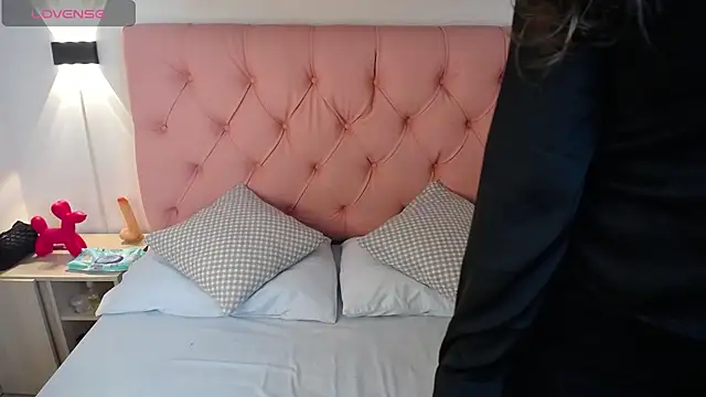 victoria 243 online show from 11/21/25, 02:21