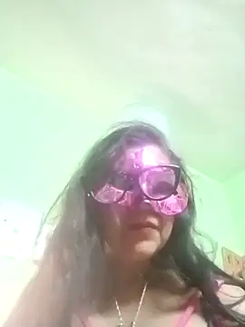 Snapshot of LOVE__RANI chatting on 12/14/25, 04:29 LOVE RANI online show from 12/14/25, 04:29