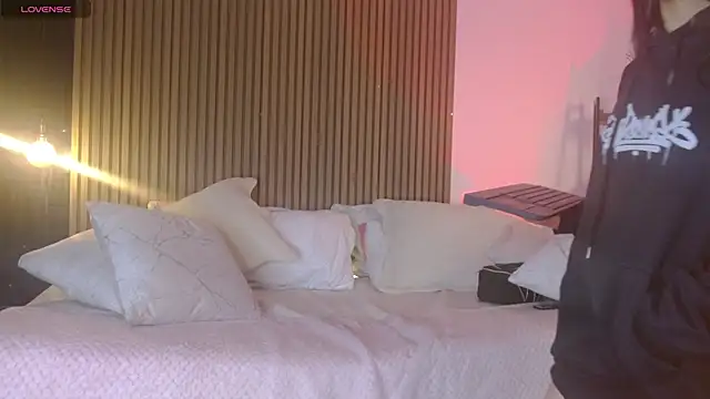 Snapshot of Skay_bluee chatting on 10/29/25, 01:24 Skay bluee online show from 10/29/25, 01:24