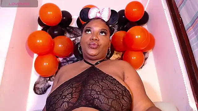 Snapshot of julieth_brown1 chatting on 10/29/25, 10:44 julieth brown1 online show from 10/29/25, 10:44